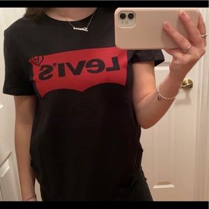 Black Levi’s T-Shirt🤍